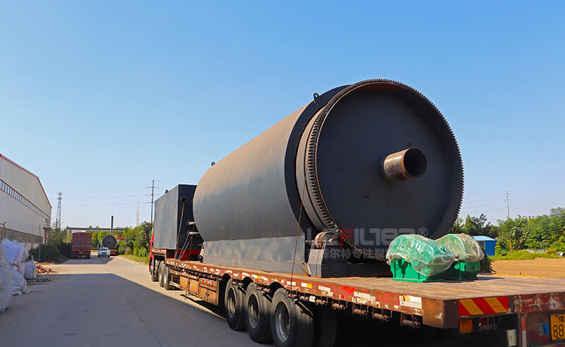 两套LES-2666型废轮胎炼油设备装车发往江西抚州