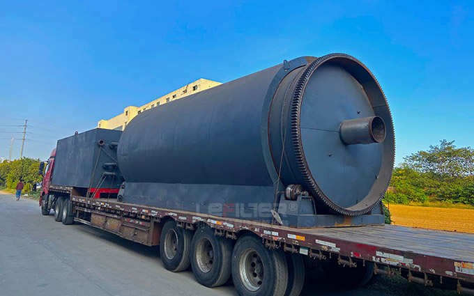两台12吨废轮胎炼油设备装车发往湖南邵阳