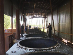辽宁大连依法拆除非法炼油据点